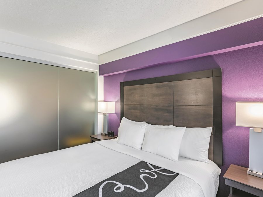 La Quinta Inn Suites by Wyndham Denver Tech Center — Guest room
