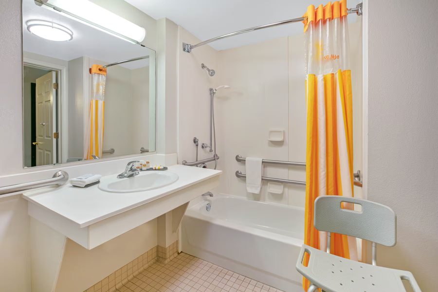 La Quinta Inn Suites by Wyndham DFW Airport South Irving — Bathroom