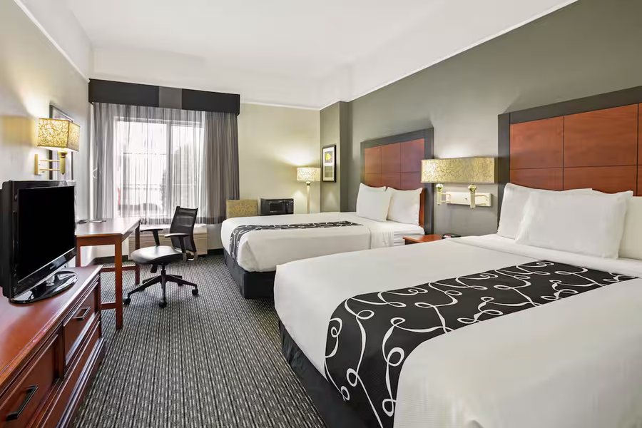 La Quinta Inn Suites by Wyndham DFW Airport South Irving — Guest room