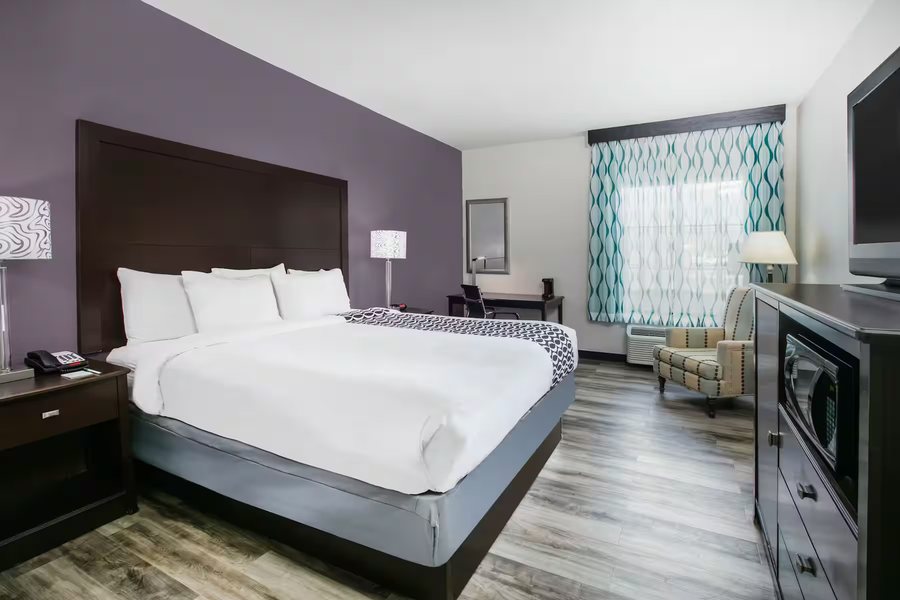 La Quinta Inn Suites by Wyndham DFW Airport West Euless — Guest room