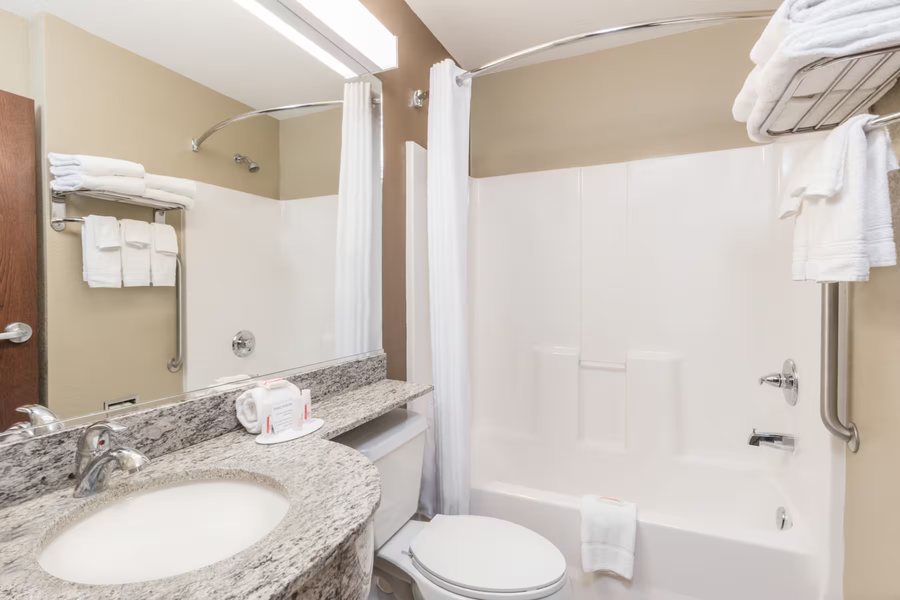 La Quinta Inn Suites by Wyndham Dickinson — Bathroom
