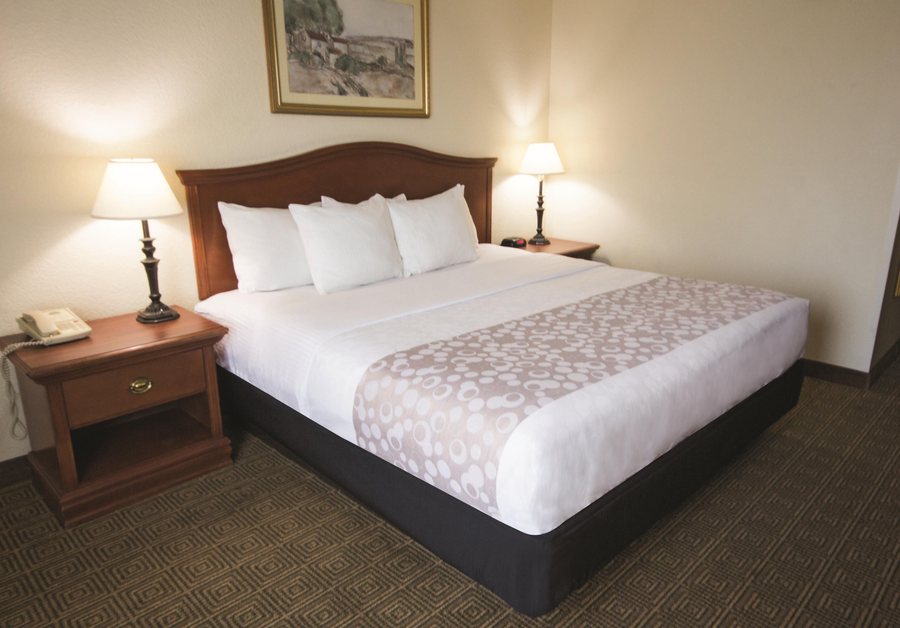 La Quinta Inn Suites by Wyndham Downtown Conference Center — Guest room