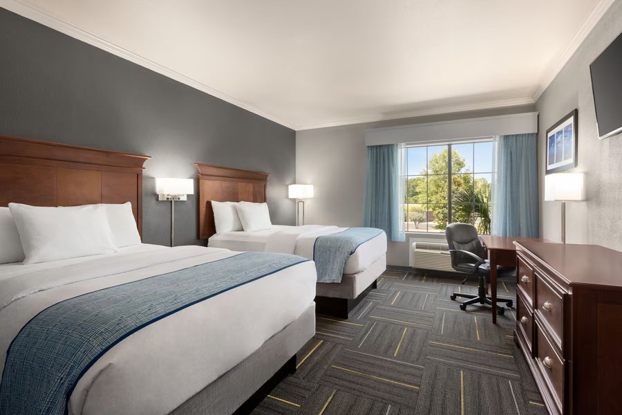 La Quinta Inn Suites by Wyndham Dublin — Guest room