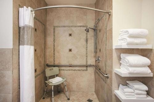 La Quinta Inn Suites by Wyndham Dublin Pleasanton — Bathroom