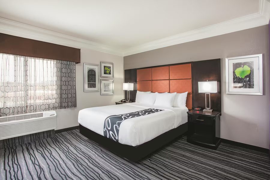 La Quinta Inn Suites by Wyndham Dublin Pleasanton — Guest room