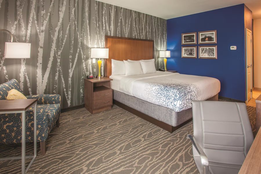 La Quinta Inn Suites By Wyndham Duluth — Guest room