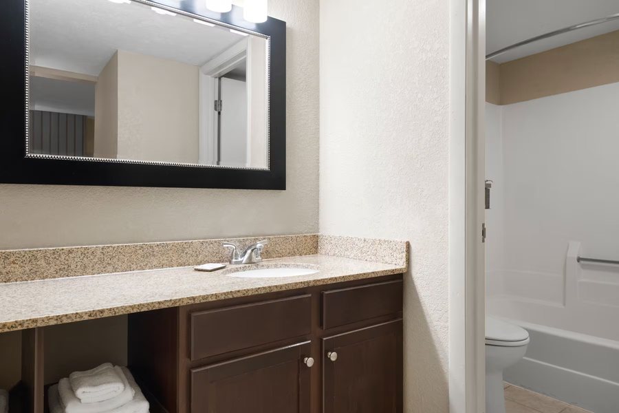 La Quinta Inn Suites by Wyndham Eastland — Bathroom