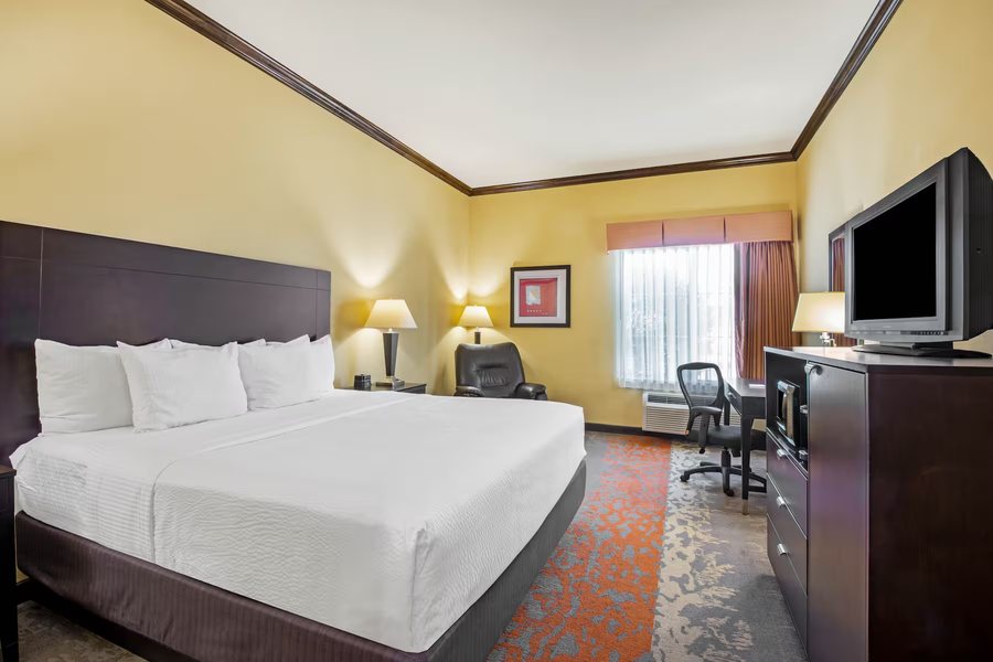La Quinta Inn Suites by Wyndham Eastland — Guest room