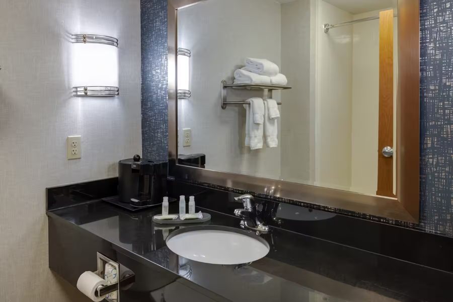 La Quinta Inn Suites by Wyndham Edmond — Bathroom