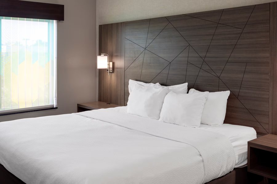 La Quinta Inn Suites by Wyndham Edmond — Guest room