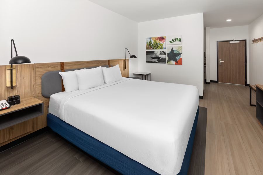 La Quinta Inn Suites by Wyndham El Paso East — Guest room