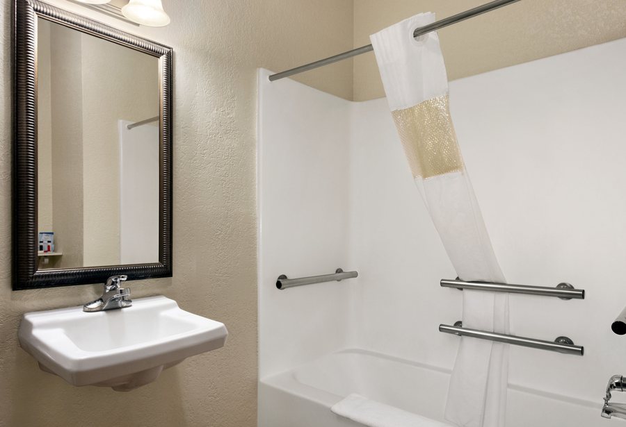 La Quinta Inn Suites by Wyndham Elizabethtown — Bathroom