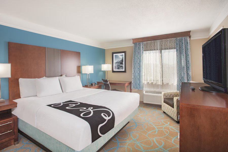La Quinta Inn Suites by Wyndham Elizabethtown — Guest room