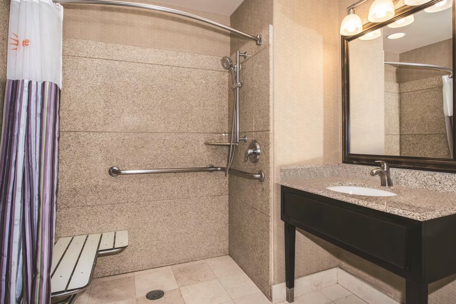La Quinta Inn Suites by Wyndham Ely — Bathroom