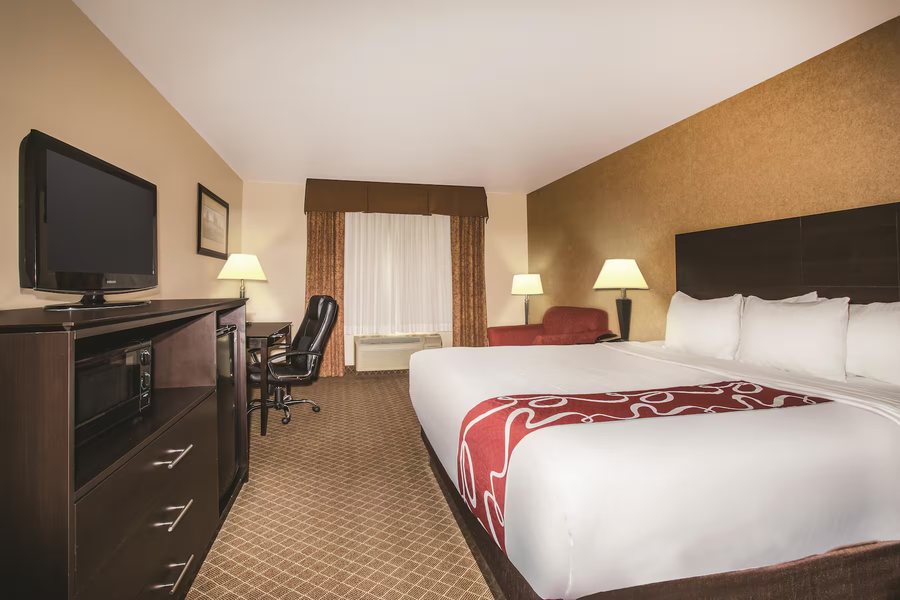 La Quinta Inn Suites by Wyndham Ely — Guest room