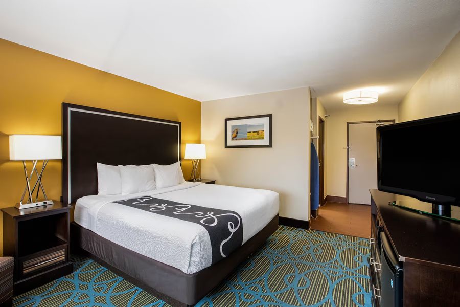 La Quinta Inn Suites by Wyndham Emporia — Guest room