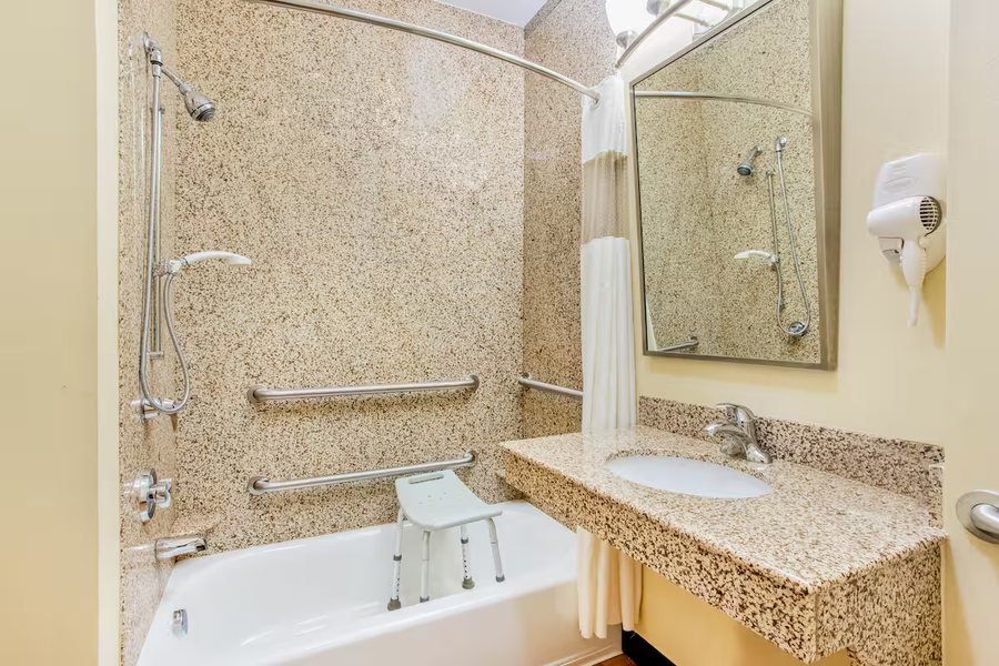 La Quinta Inn Suites by Wyndham Ennis — Bathroom