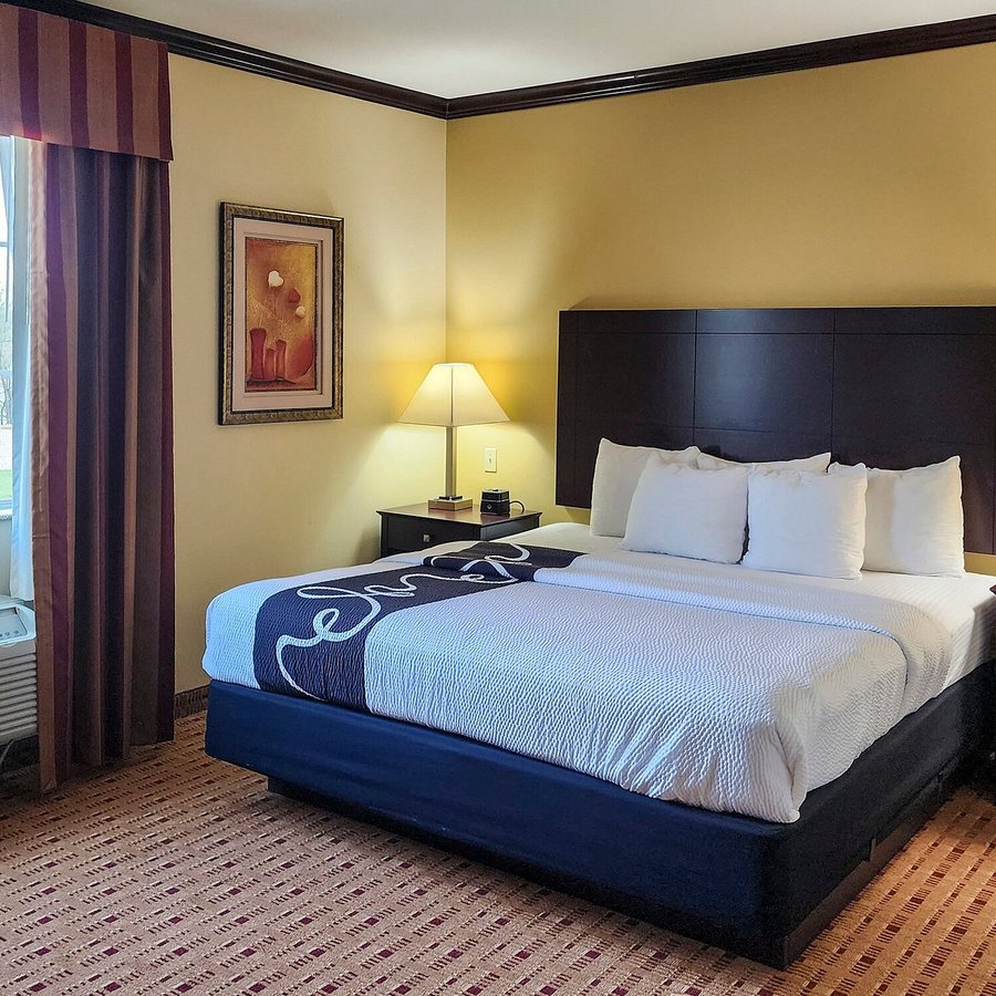 La Quinta Inn Suites by Wyndham Ennis — Guest room