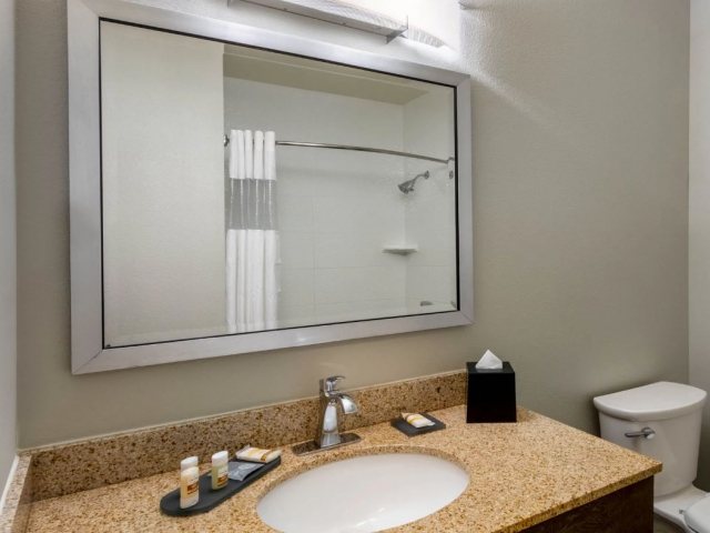 La Quinta Inn Suites by Wyndham Fairbanks Airport — Bathroom
