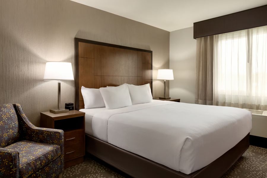 La Quinta Inn Suites by Wyndham Fairbanks Airport — Guest room