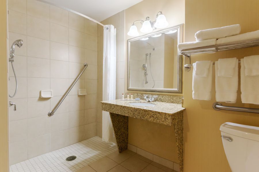 La Quinta Inn Suites by Wyndham Fairborn Wright Patterson — Bathroom