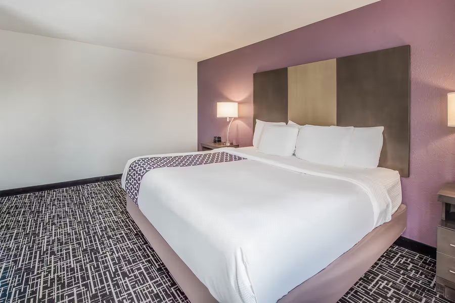 La Quinta Inn Suites by Wyndham Fairborn Wright Patterson — Guest room