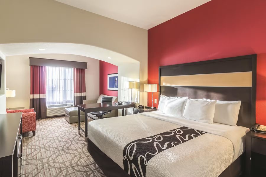 La Quinta Inn Suites by Wyndham Fargo Medical Center — Guest room
