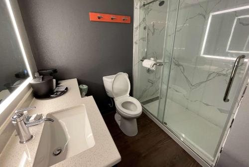 La Quinta Inn Suites By Wyndham Fayetteville — Bathroom