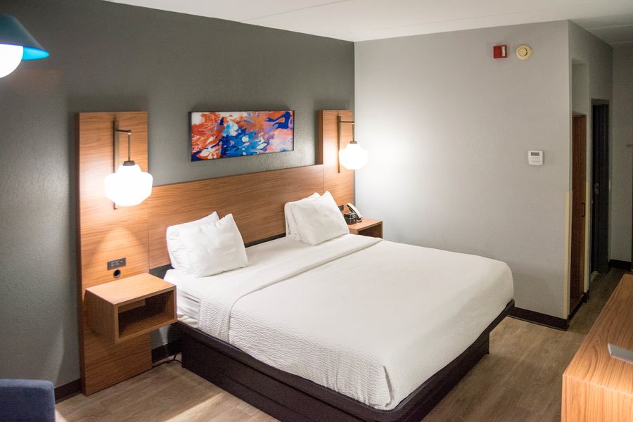 La Quinta Inn Suites By Wyndham Fayetteville — Guest room
