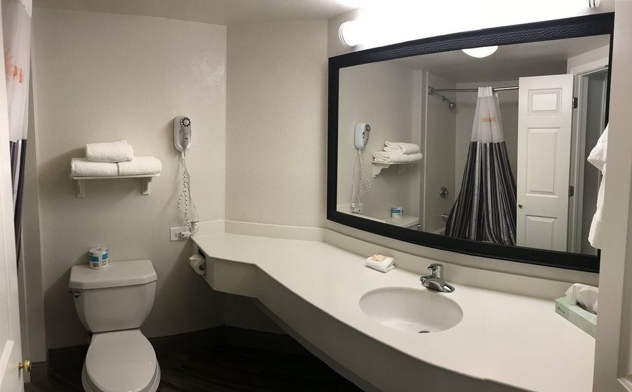La Quinta Inn Suites by Wyndham Festus St Louis South Festus Missouri — Bathroom