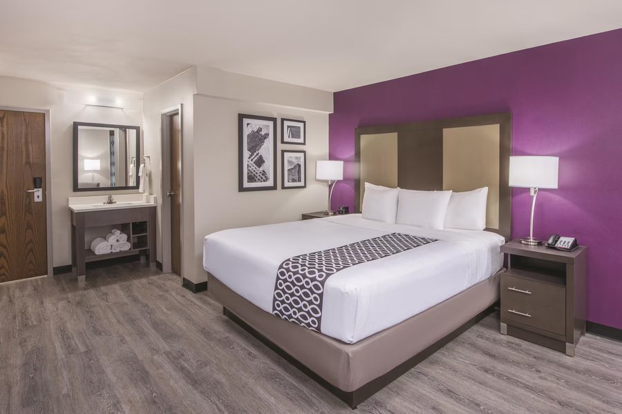 La Quinta Inn Suites by Wyndham Festus St Louis South Festus Missouri — Guest room
