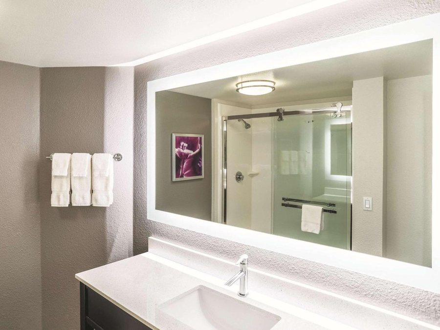 La Quinta Inn Suites by Wyndham Flagstaff East I 40 — Bathroom