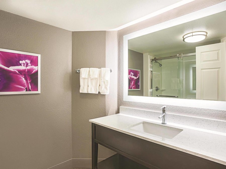 La Quinta Inn Suites by Wyndham Flagstaff — Bathroom