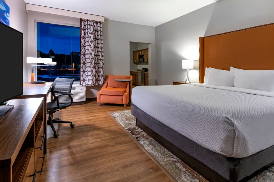 La Quinta Inn Suites by Wyndham Flagstaff — Guest room