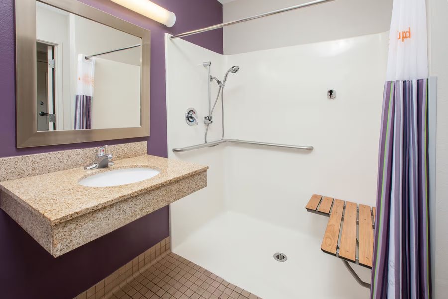 La Quinta Inn Suites by Wyndham Florence — Bathroom