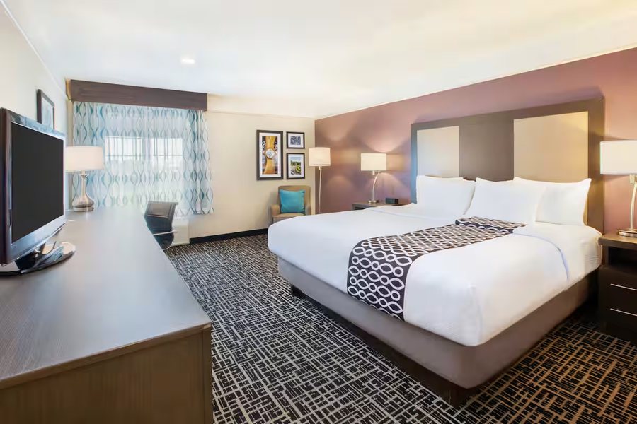 La Quinta Inn Suites by Wyndham Florence — Guest room