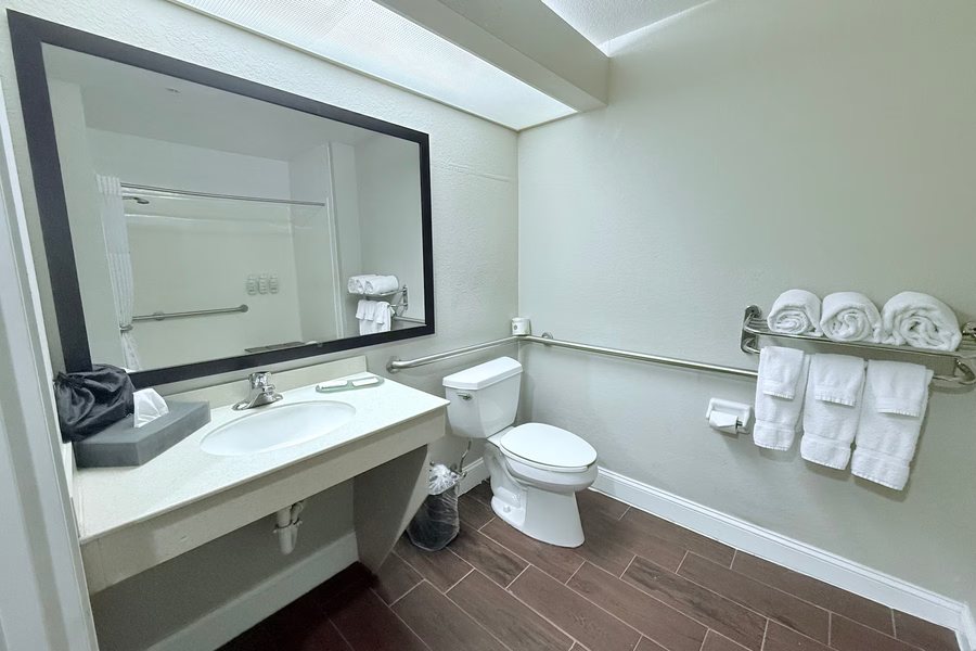 La Quinta Inn Suites by Wyndham Floresville — Bathroom