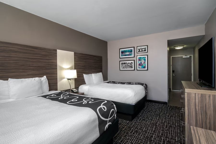La Quinta Inn Suites by Wyndham Forsyth — Guest room