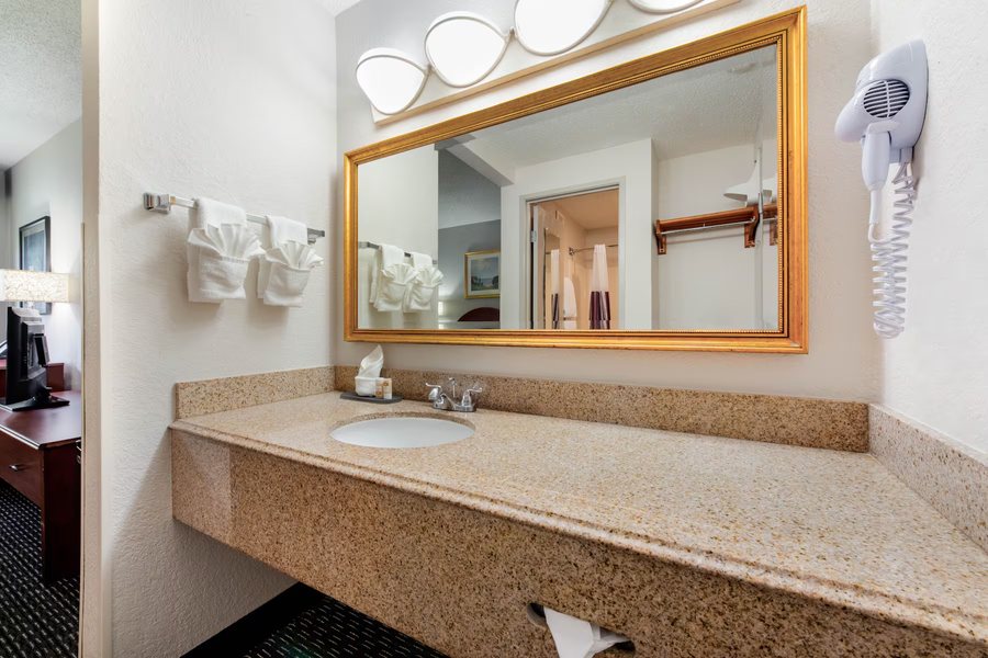 La Quinta Inn Suites by Wyndham Fort Lauderdale Tamarac — Bathroom