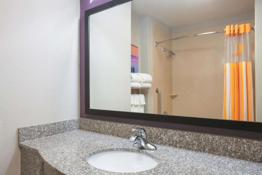 La Quinta Inn Suites by Wyndham Fort Walton Beach — Bathroom
