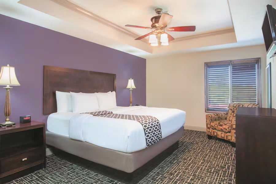 La Quinta Inn Suites by Wyndham Fort Walton Beach — Guest room