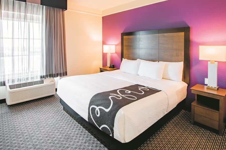 La Quinta Inn Suites by Wyndham Fort Worth City View — Guest room