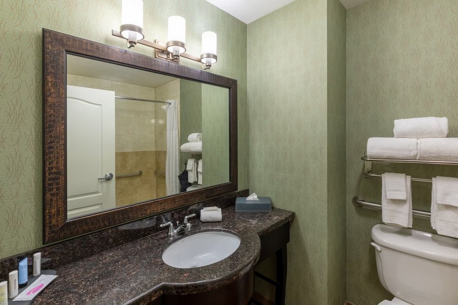 La Quinta Inn Suites by Wyndham Fort Worth Eastchase — Bathroom