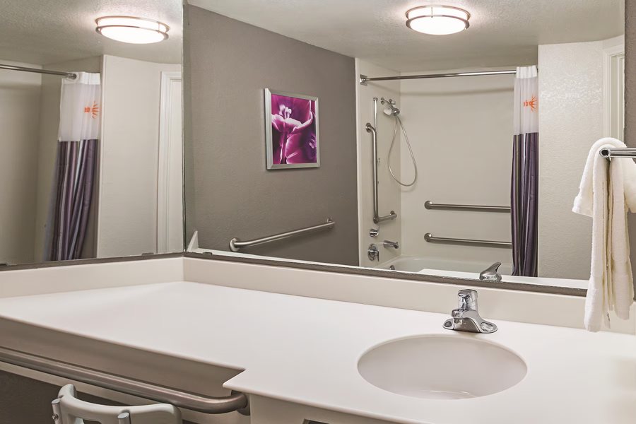 La Quinta Inn Suites by Wyndham Fort Worth Lake Worth — Bathroom