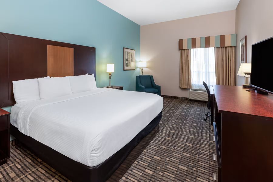 La Quinta Inn Suites by Wyndham Fort Worth Lake Worth — Guest room