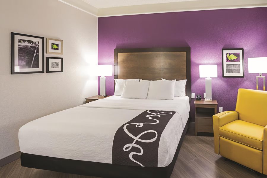 La Quinta Inn Suites by Wyndham Fort Worth North — Guest room