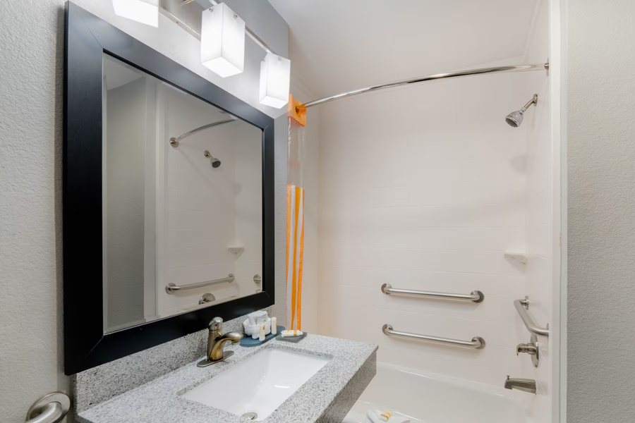 La Quinta Inn Suites by Wyndham Fort Worth West I 30 — Bathroom