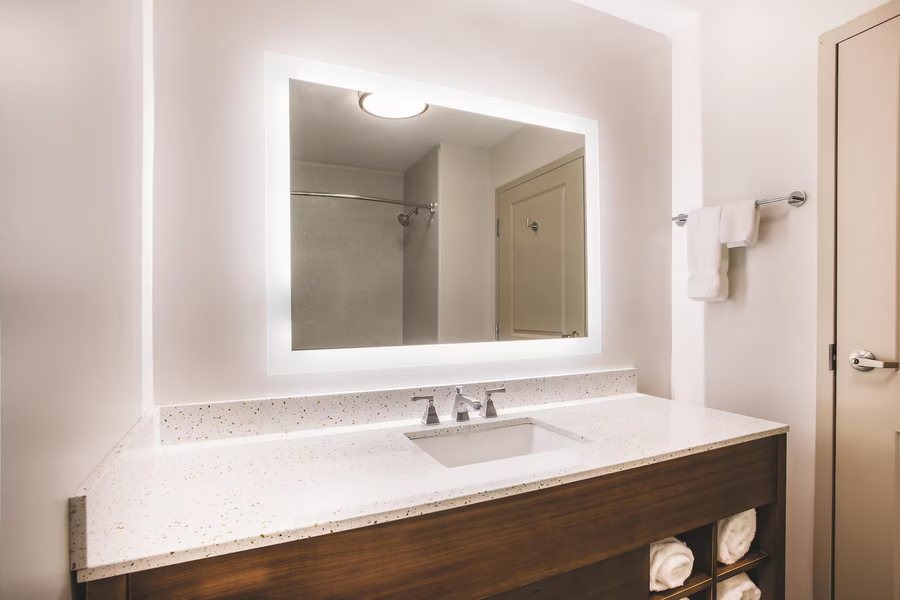 La Quinta Inn Suites by Wyndham Fredericksburg — Bathroom