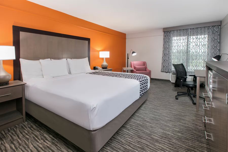 La Quinta Inn Suites by Wyndham Fredericksburg — Guest room