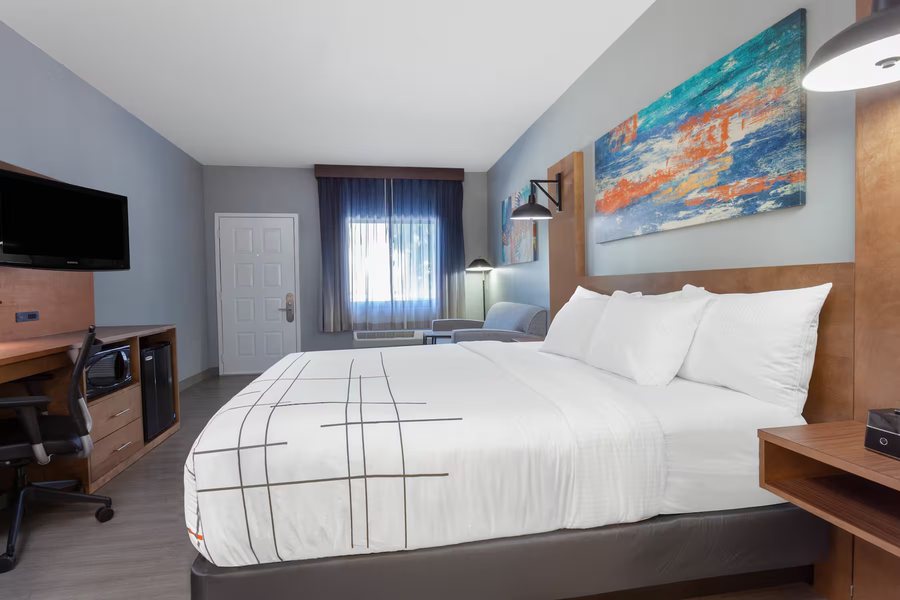 La Quinta Inn Suites By Wyndham Ft Myers Sanibel Gateway — Guest room